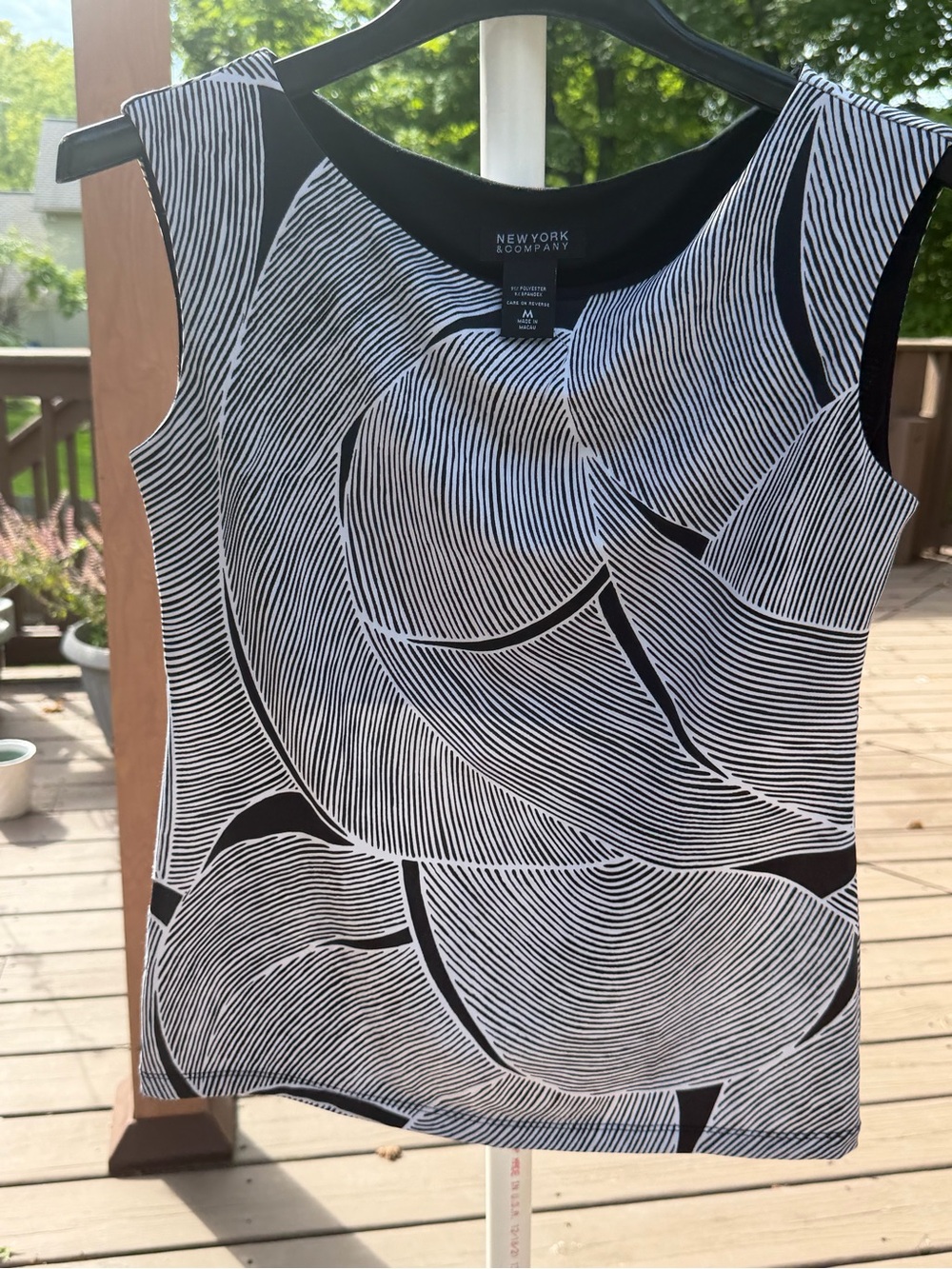 New York & Company Black and White Patterned Sleeveless Top medium